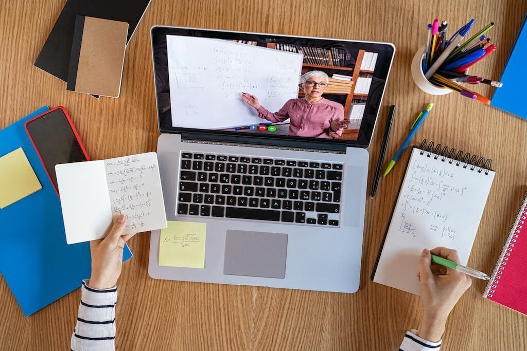 منظر علوي لجهاز كمبيوتر محمول مع مدرس يقوم بالتدريس عبر الإنترنت باستخدام مؤتمرات الفيديو