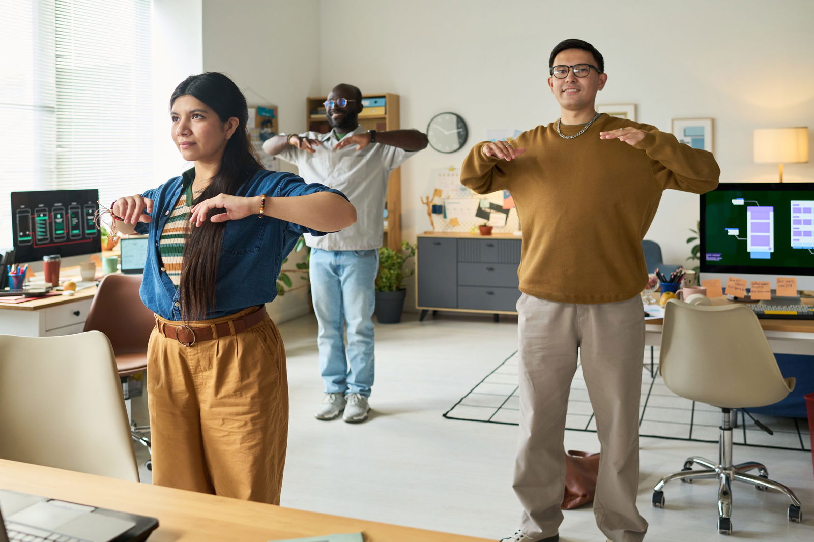 This image has an empty alt attribute; its file name is diverse-adults-performing-group-stretching-exercis-2025-10-29-17-03-17-utc-scaled.jpg