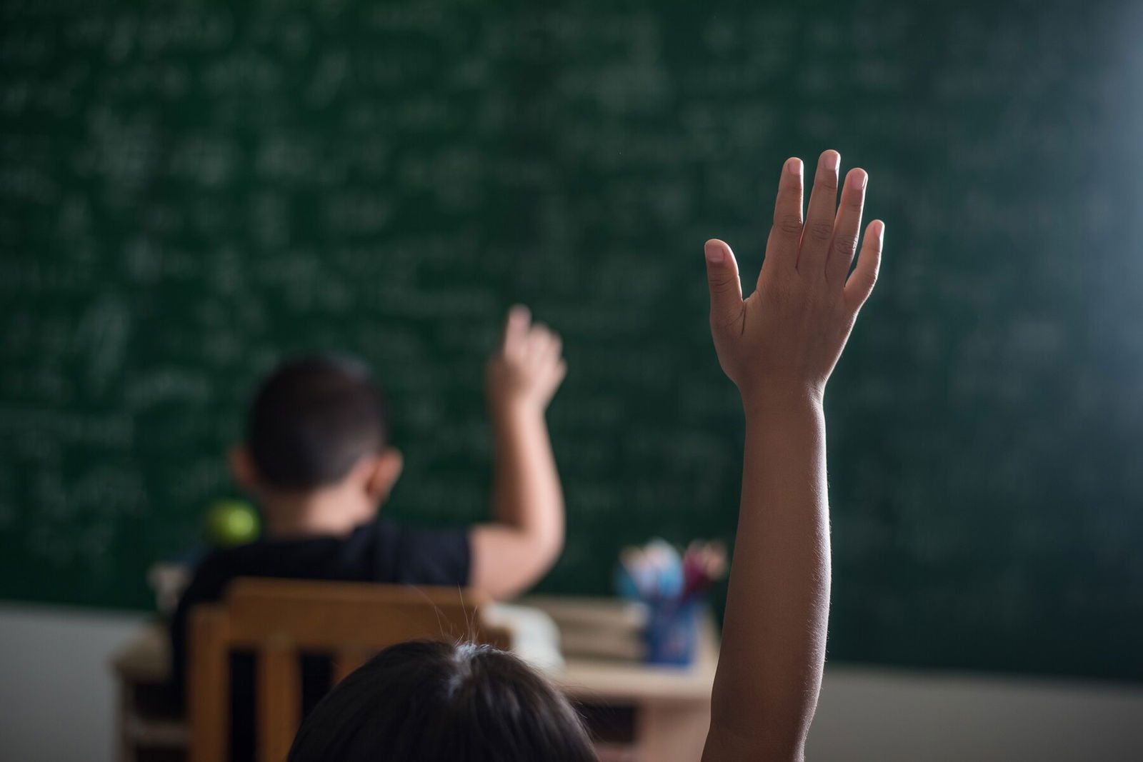 13 Essential Classroom Hand Signals You and Your Students Need For Smoother Discussions